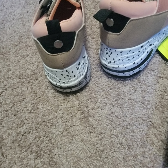 Shoes - Picture 3 of 4